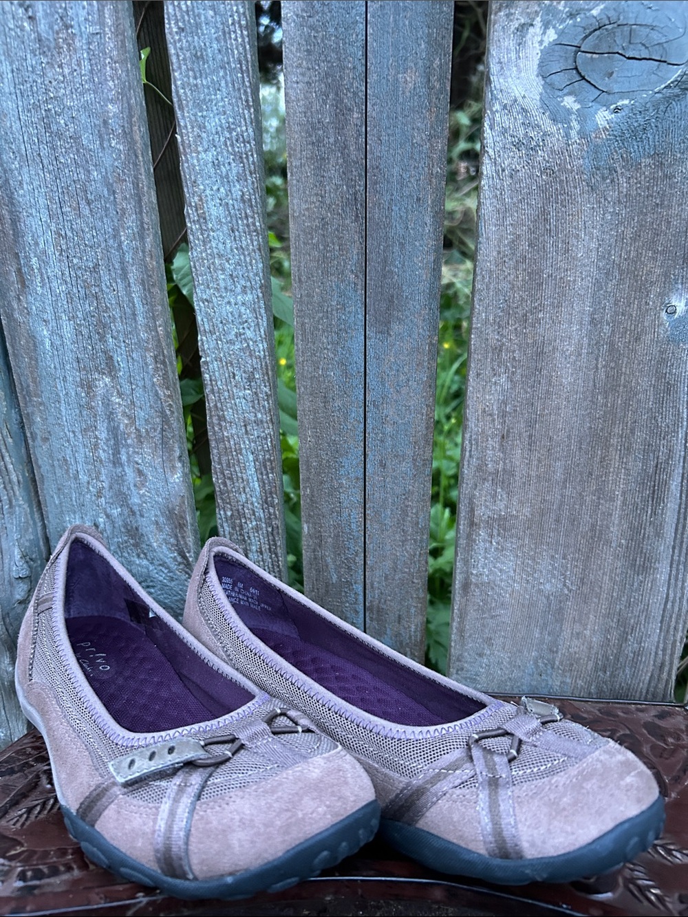 Clarks Privo NWOT Taupe Suede Flats with Purple Lining